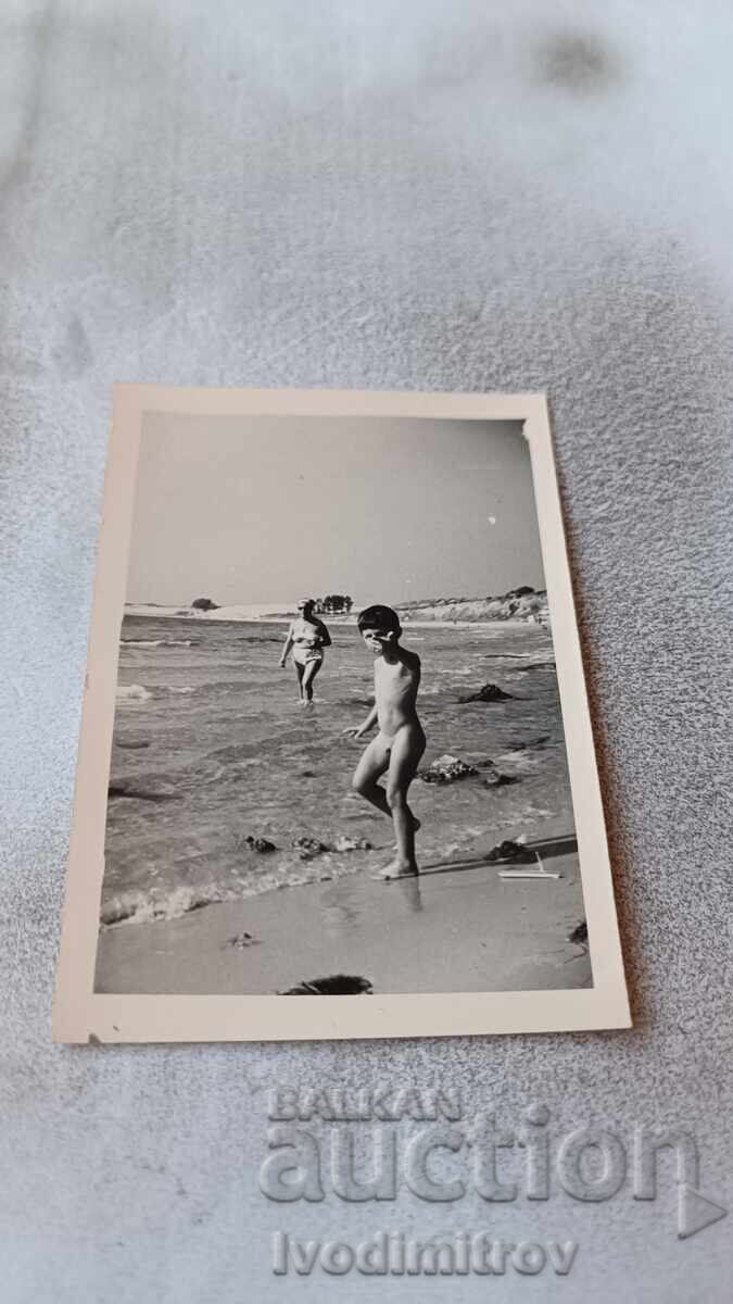 Снимка Момченце на брега на морето Снимка Момченце на брега на морето