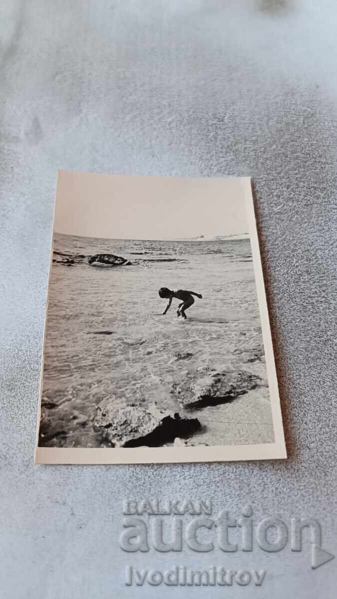 Снимка Момченце на брега на морето Снимка Момченце на брега на морето