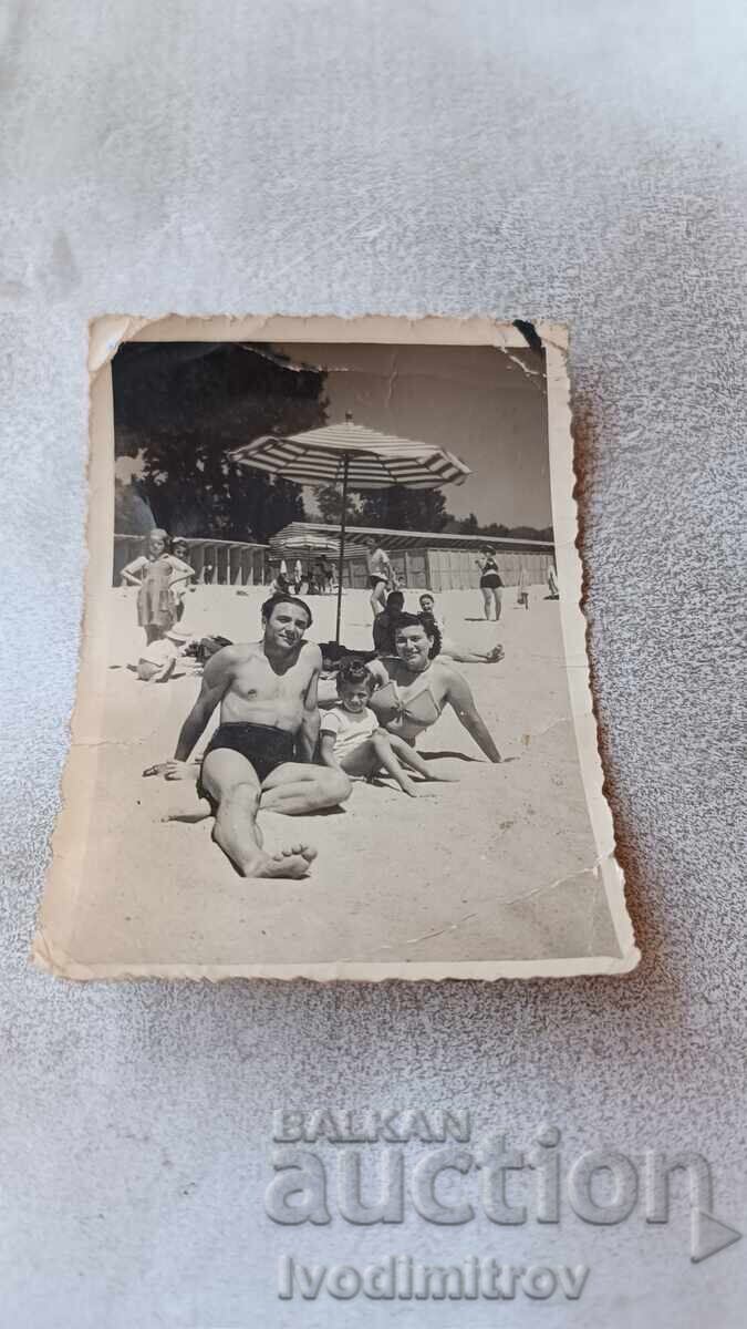 Fotografie Bărbat femeie și fetiță pe plajă Fotografie Bărbat femeie și fetiță pe plajă