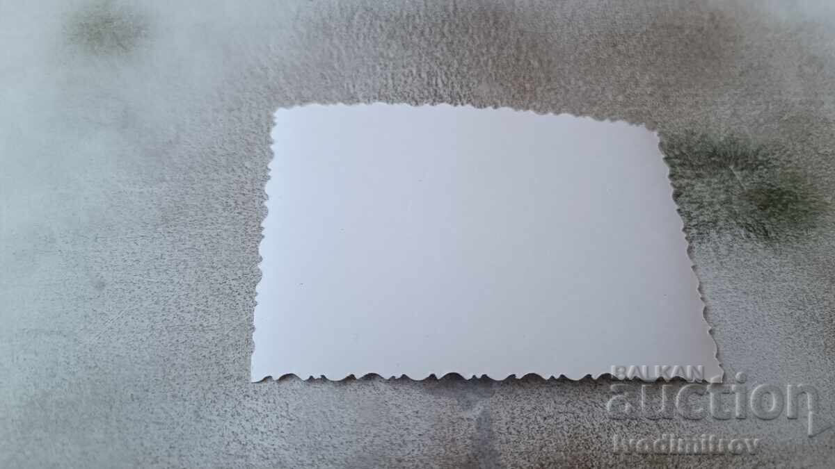 Φωτογραφία Νεαρή γυναίκα με μια μπάλα στην παραλία με τιμή 1.65 BGN | € 0.84 Φωτογραφία Νεαρή γυναίκα με μια μπάλα στην παραλία με τιμή 1.65 BGN | € 0.84