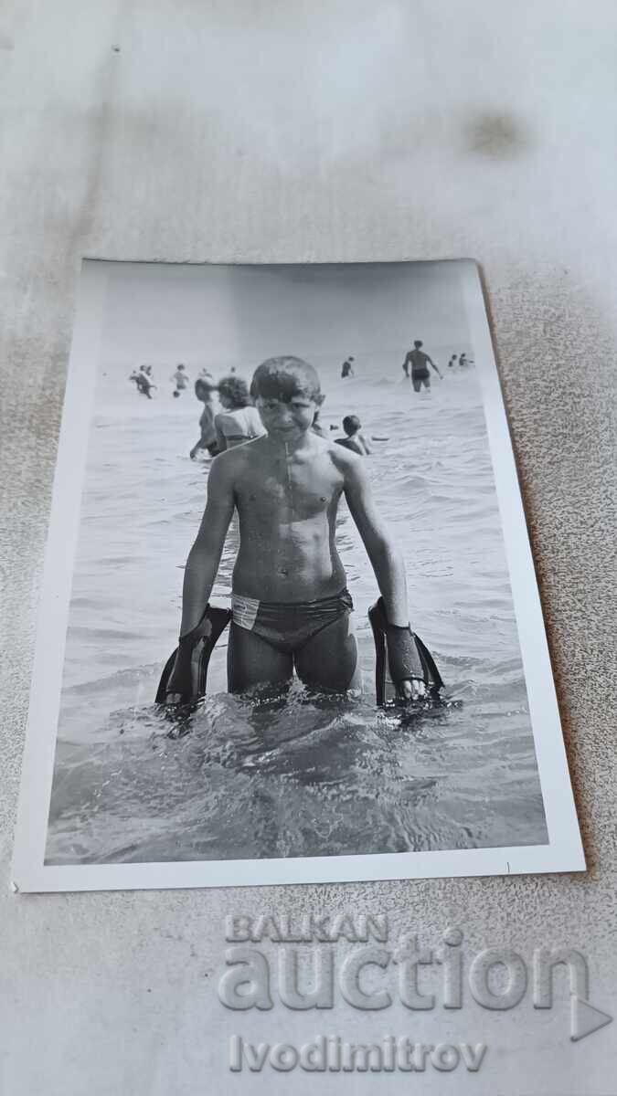 Foto Băiat cu aripi în mare Foto Băiat cu aripi în mare