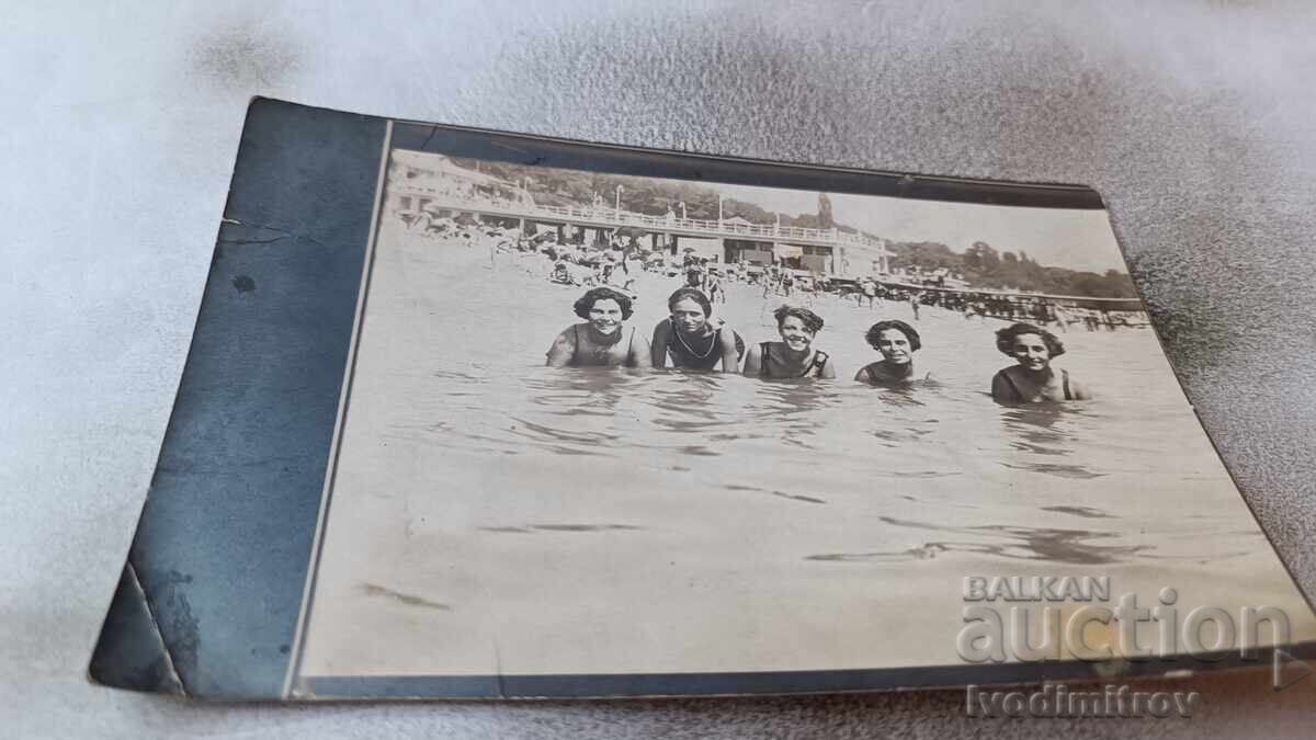 Photo Five young girls in retro swimsuits in the sea Photo Five young girls in retro swimsuits in the sea