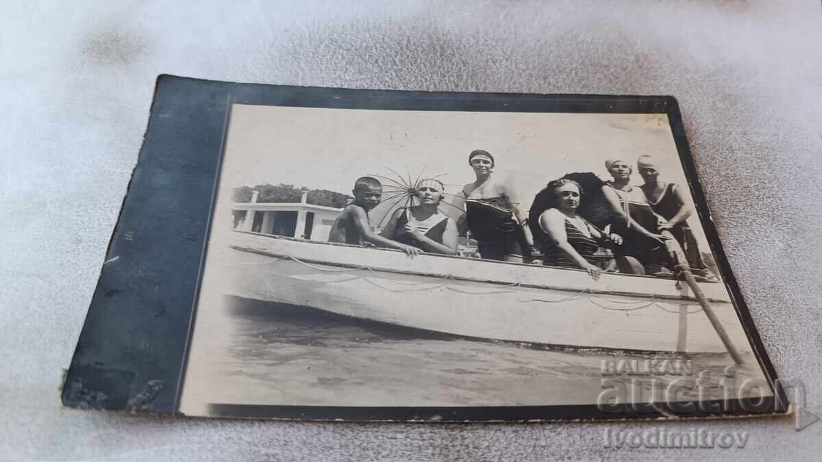 Photo Women young girls and boy in a boat for walks Photo Women young girls and boy in a boat for walks