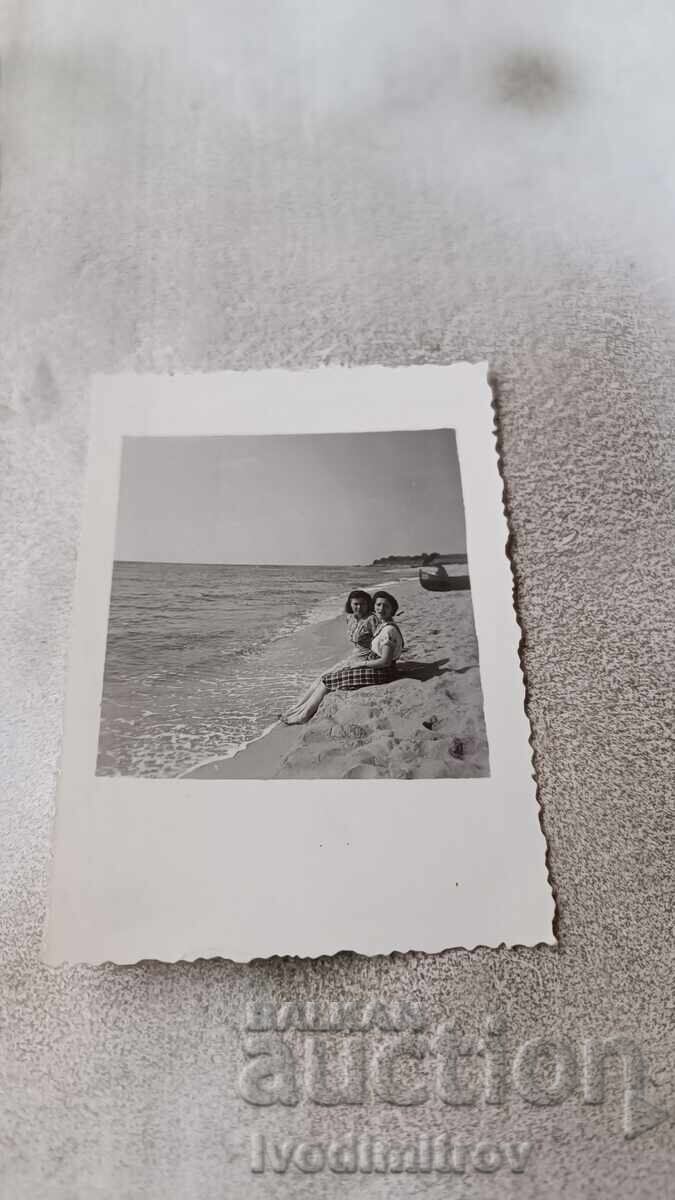 Photo Two young girls on the beach Photo Two young girls on the beach