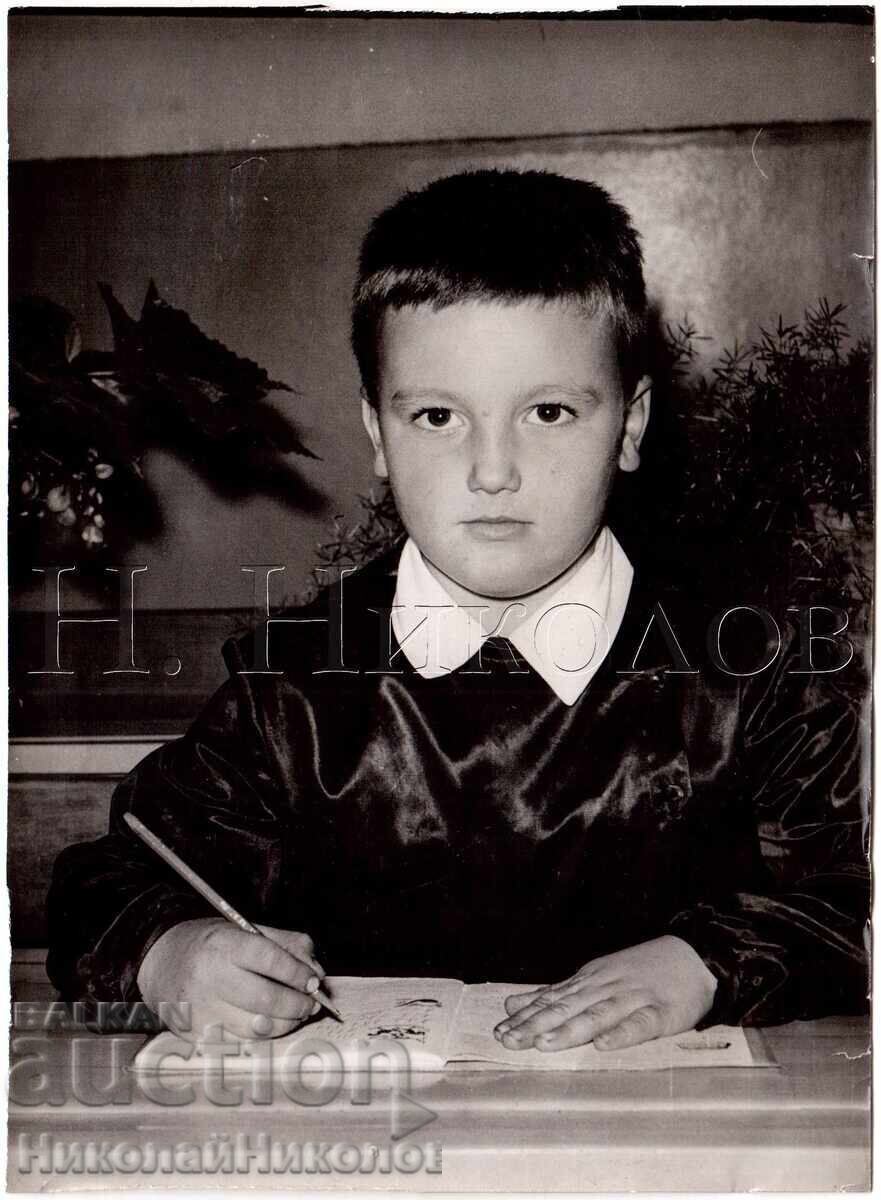 LARGE OLD PHOTO OF A STUDENT IN THE CLASSROOM D464