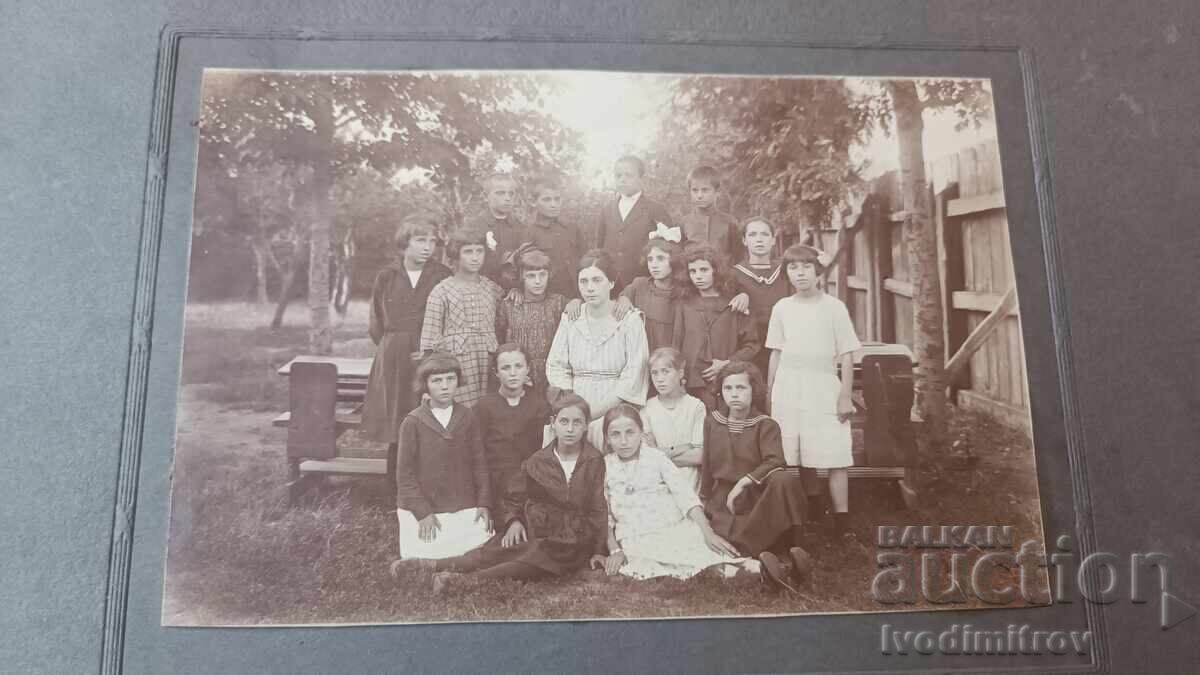 Elevi din clasa a IV-a. cu profesorul său 1922 Carton cu preț 8.65 BGN | € 4.42