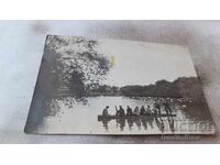 Photo Plovdiv Men and women with a boat in the lake