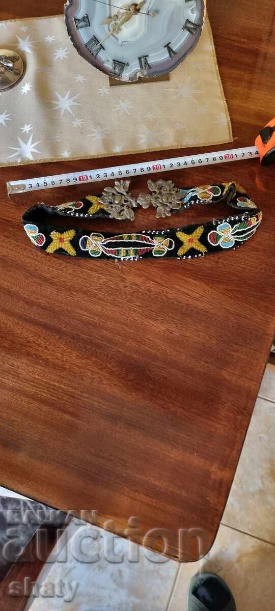 Catarame vechi cu curea cu margele Catarame vechi cu curea cu margele