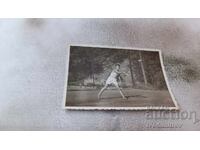 Fotografie Tânăr jucând tenis pe un teren 1952