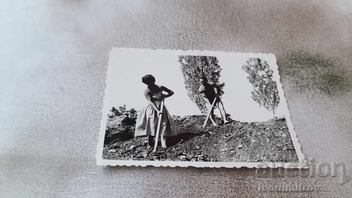 Photo Man and woman with hoes Photo Man and woman with hoes