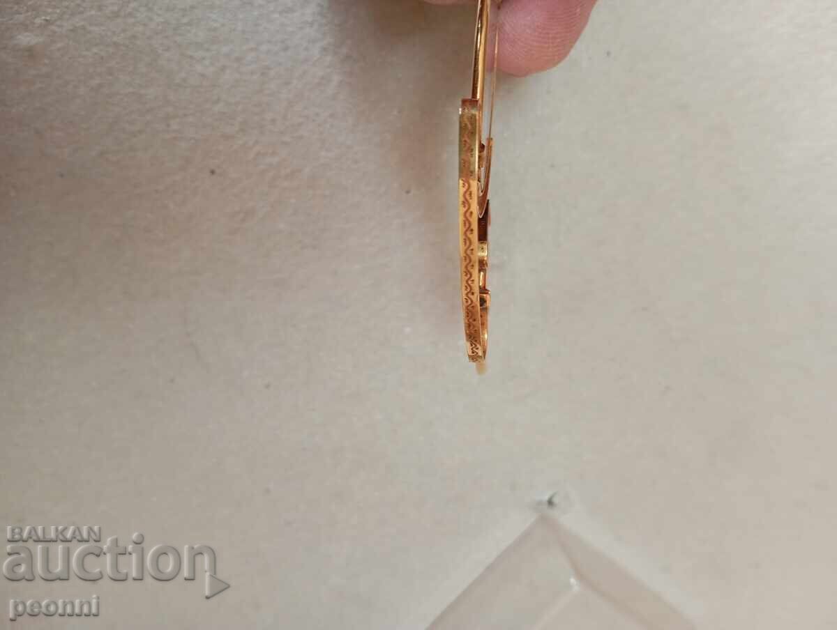 Delivery of 18 karat gold pince-nez from the 19th century. Delivery of 18 karat gold pince-nez from the 19th century.