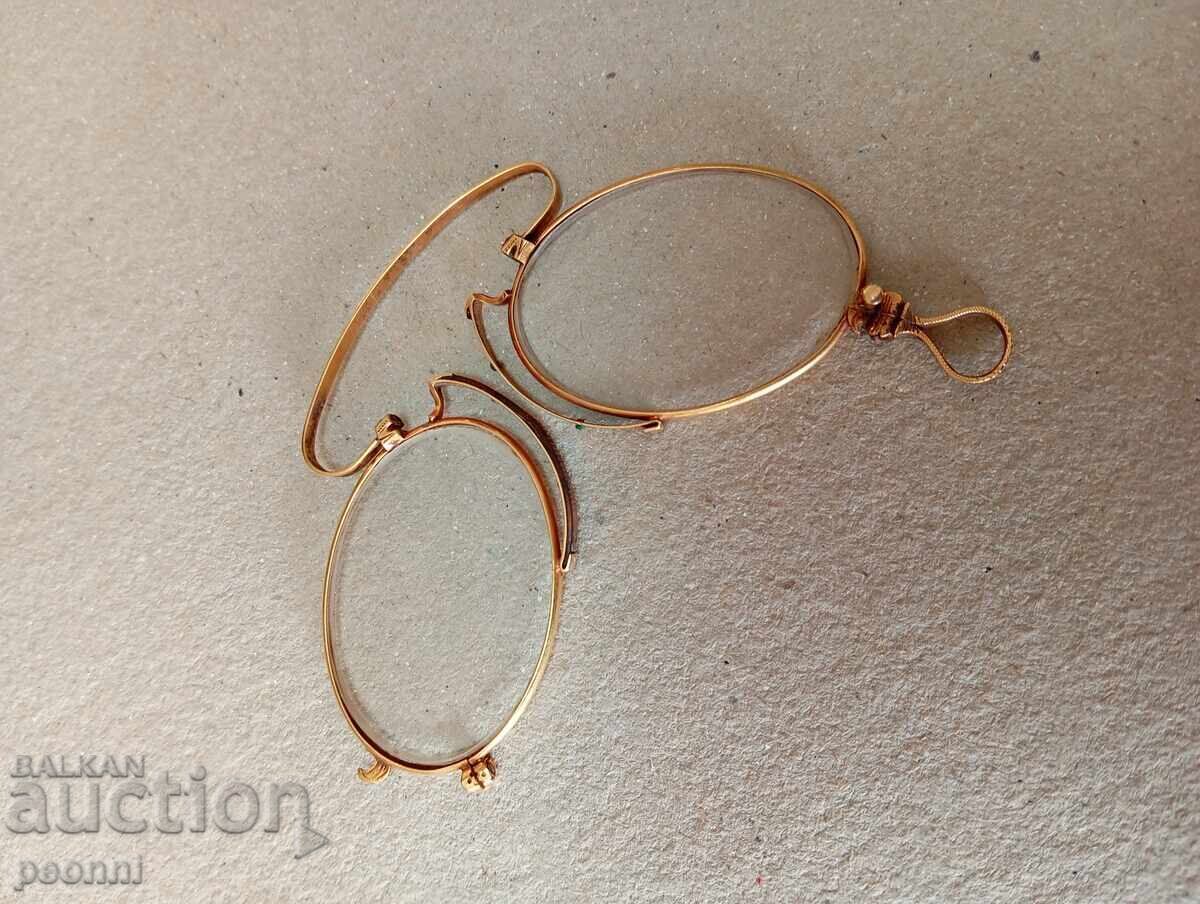 18 karat gold pince-nez from the 19th century. 18 karat gold pince-nez from the 19th century.