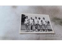 Fotografie Tineri și femei pe un teren de tenis 1952