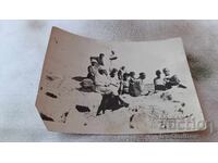 Photo Young men and women on rocks by the sea 1920