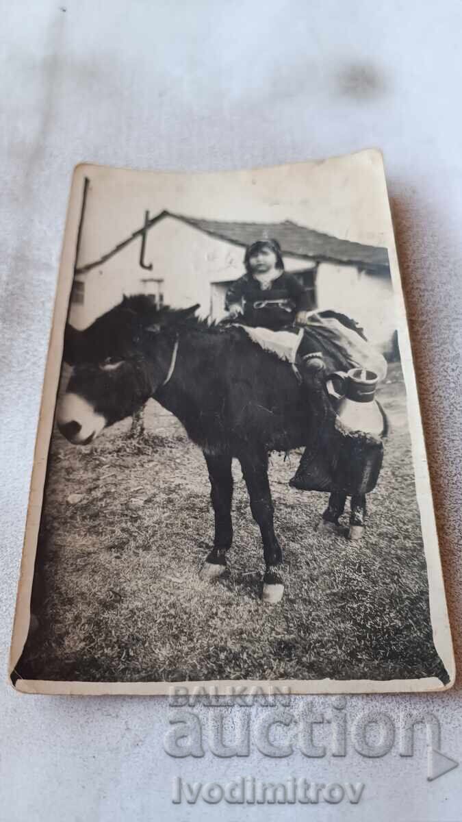 Φωτογραφία Κοριτσάκι σε γαϊδουράκι με κανάτες γάλακτος Φωτογραφία Κοριτσάκι σε γαϊδουράκι με κανάτες γάλακτος