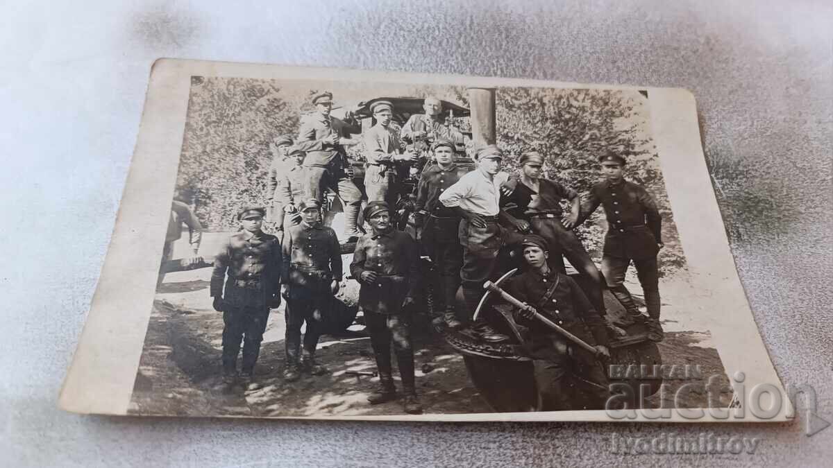 Foto Constructori de drumuri cu o rolă retro Foto Constructori de drumuri cu o rolă retro