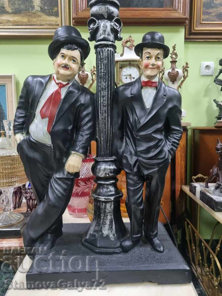 Licitație Lampă mare de statuetă cu figuri antice Licitație Lampă mare de statuetă cu figuri antice