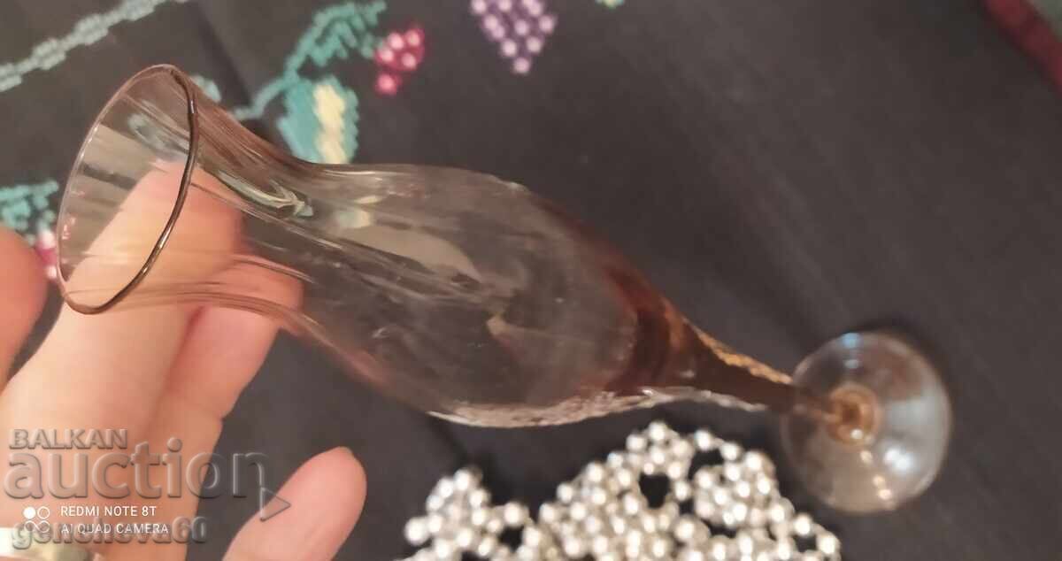 Vaza retro rafinata din sticla colorata cu preț 50.00 BGN | € 25.56