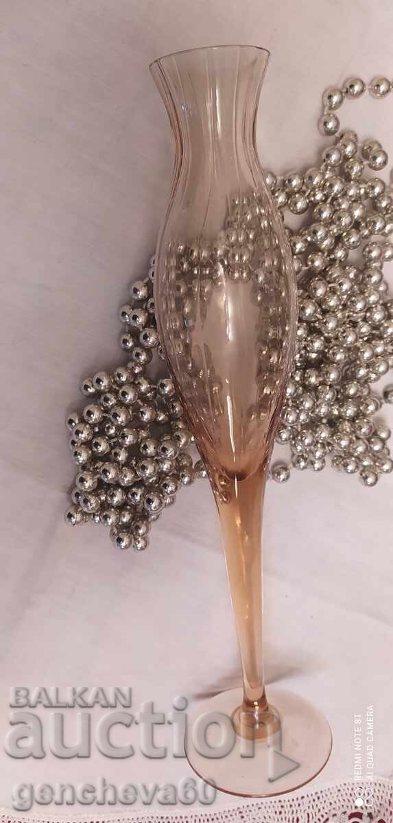 Livrarea Vaza retro rafinata din sticla colorata