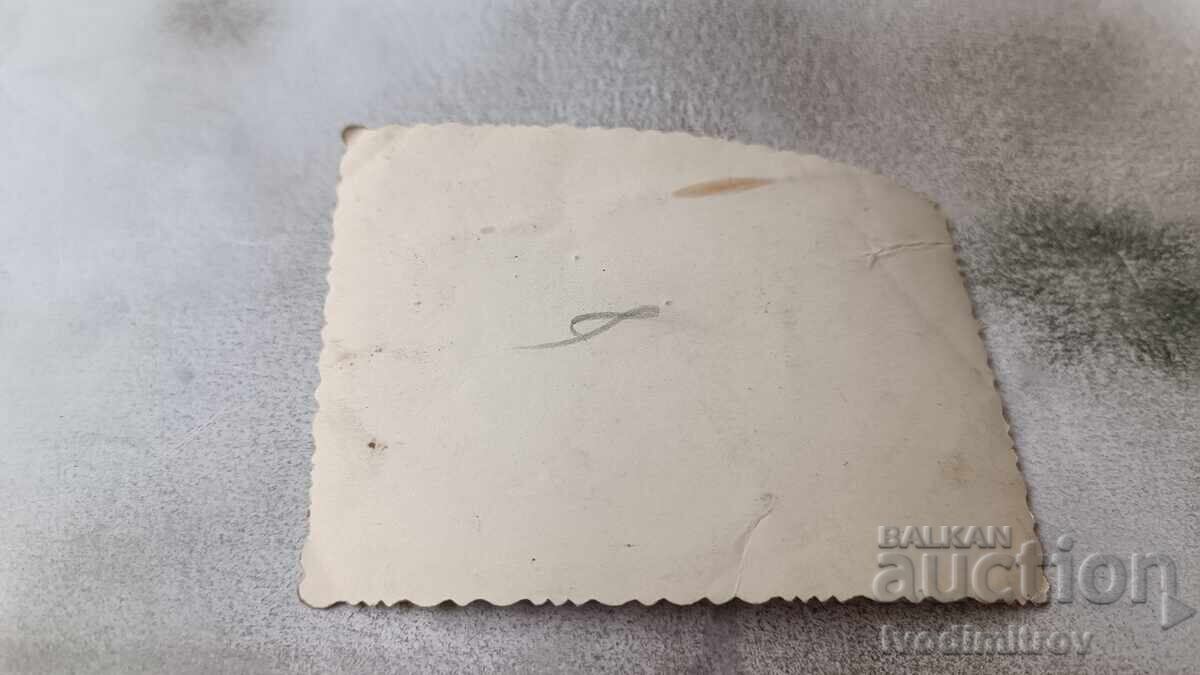 Foto Bărbați în parc cu preț 1.65 BGN | € 0.84 Foto Bărbați în parc cu preț 1.65 BGN | € 0.84