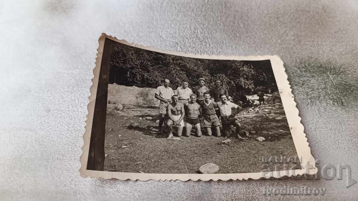 Foto Bărbați în parc Foto Bărbați în parc