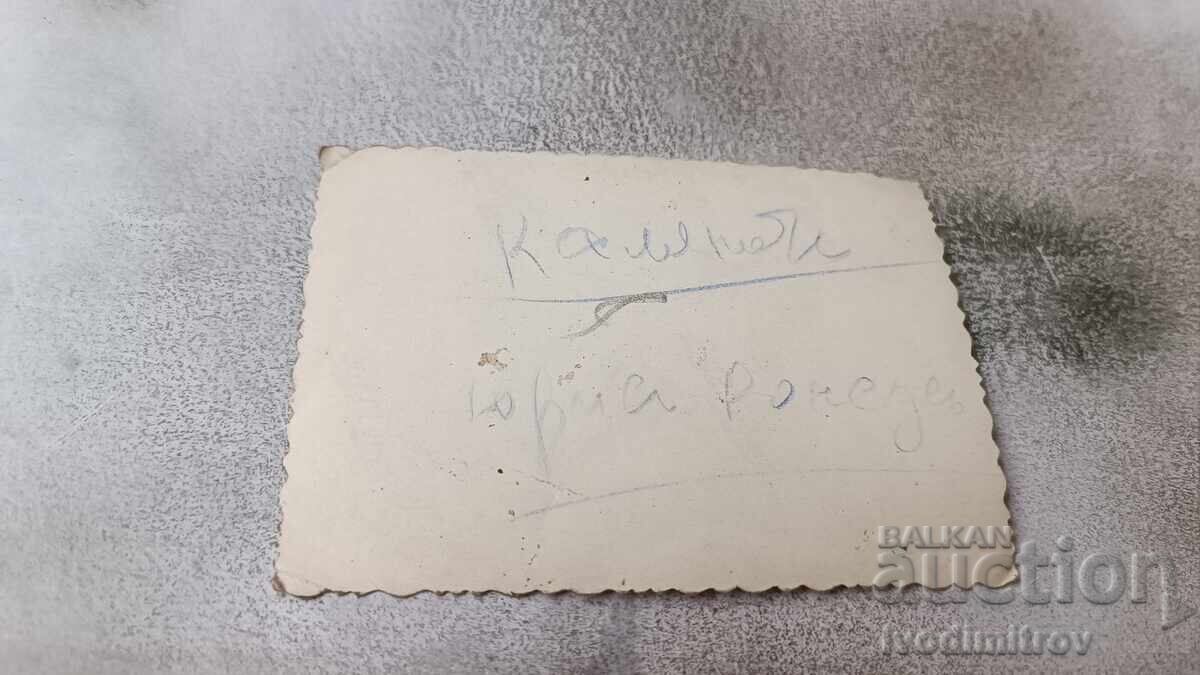 Foto Bărbați în parc cu preț 1.65 BGN | € 0.84 Foto Bărbați în parc cu preț 1.65 BGN | € 0.84