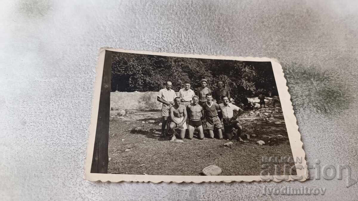 Foto Bărbați în parc Foto Bărbați în parc