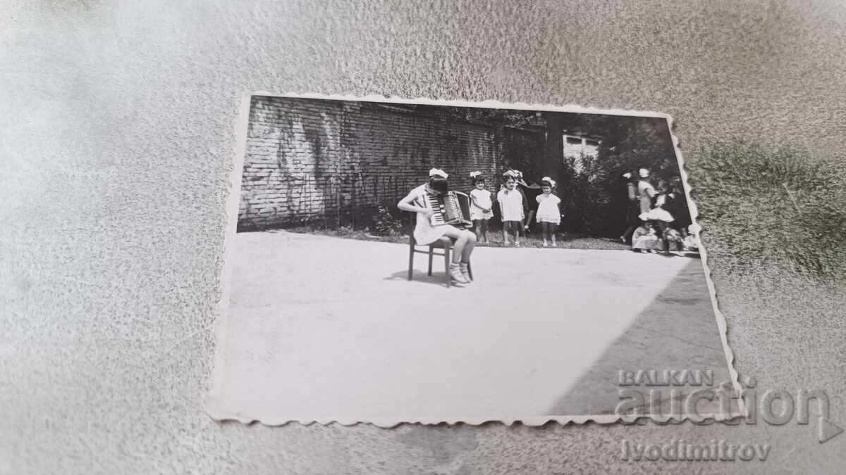 Foto Tirana Fetiță cântând la acordeon 1958 Foto Tirana Fetiță cântând la acordeon 1958