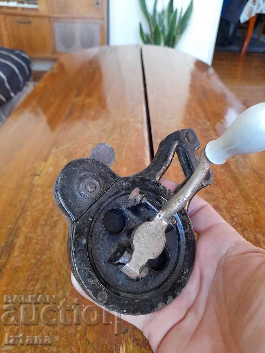 Sewing machine spindle with price 28.00 BGN | € 14.32 Sewing machine spindle with price 28.00 BGN | € 14.32