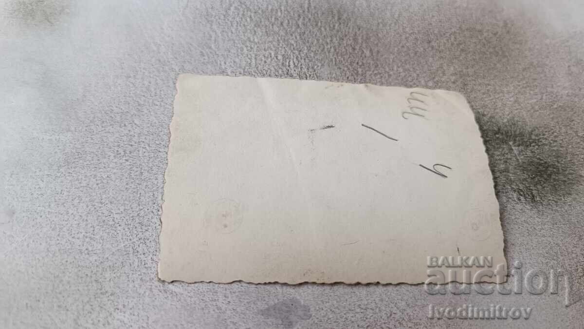 Φωτογραφία Κορίτσι στα σκαλοπάτια με τιμή 1.45 BGN | € 0.74 Φωτογραφία Κορίτσι στα σκαλοπάτια με τιμή 1.45 BGN | € 0.74