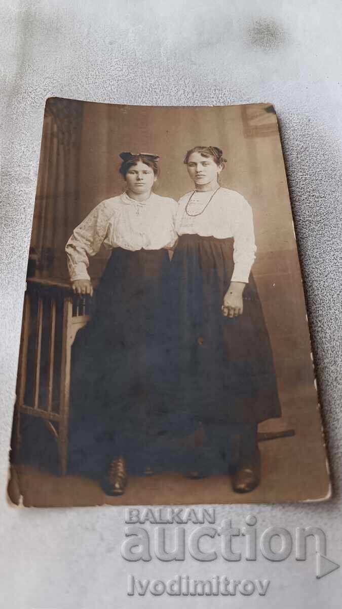 Foto Două fete tinere Foto Două fete tinere