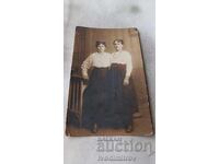 Снимка Две млади момичета