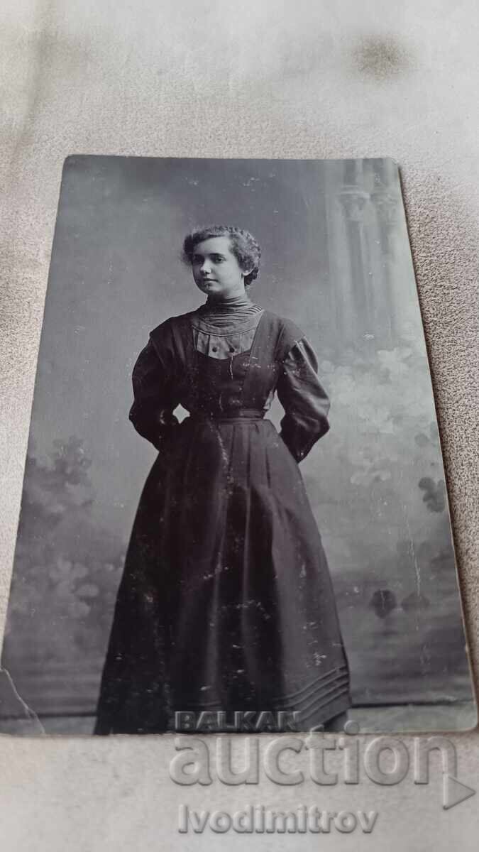 Photo Young girl in a black dress