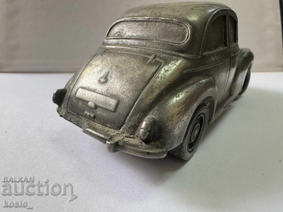 Доставка на Стара метална кола преспапие Доставка на Стара метална кола преспапие