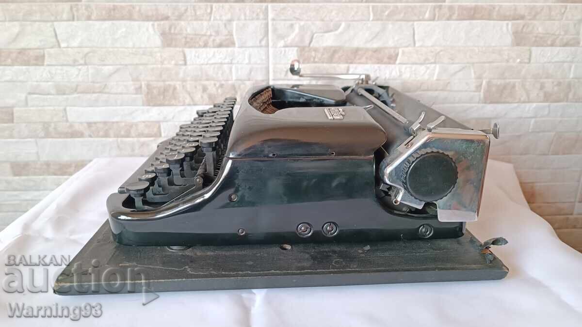 Old typewriter Erika 11 - Made in Germany - 1955 - 5 Old typewriter Erika 11 - Made in Germany - 1955 - 5