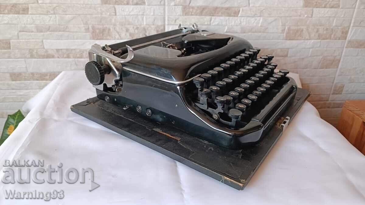 Old typewriter Erika 11 - Made in Germany - 1955 - 7 Old typewriter Erika 11 - Made in Germany - 1955 - 7