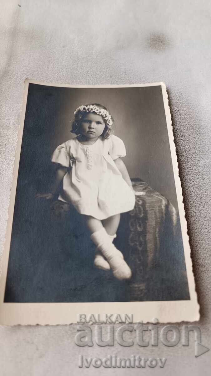 Photo Little girl in a white dress
