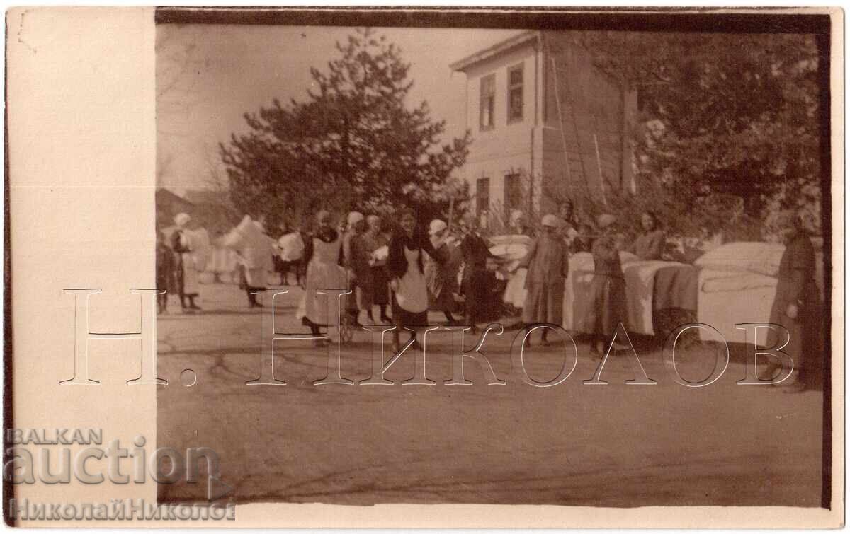 OLD PHOTO GIRLS' BOARDING HOUSE HYGIENE DAY D494 OLD PHOTO GIRLS' BOARDING HOUSE HYGIENE DAY D494