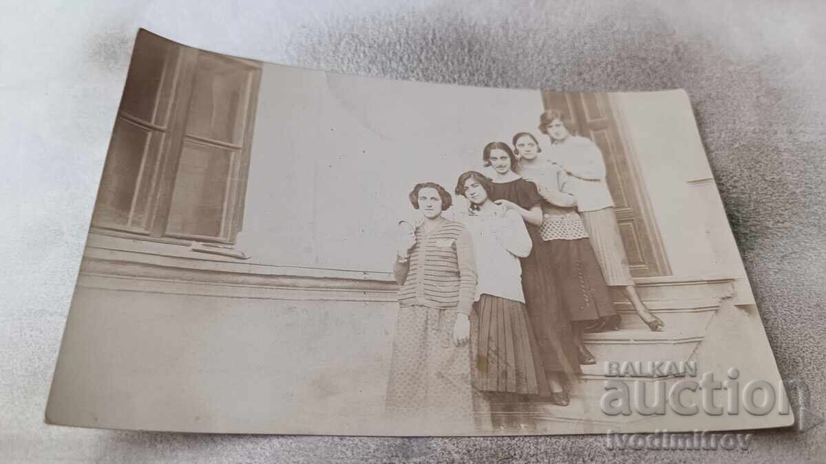 Снимка Пет млади момичета на стълби Снимка Пет млади момичета на стълби