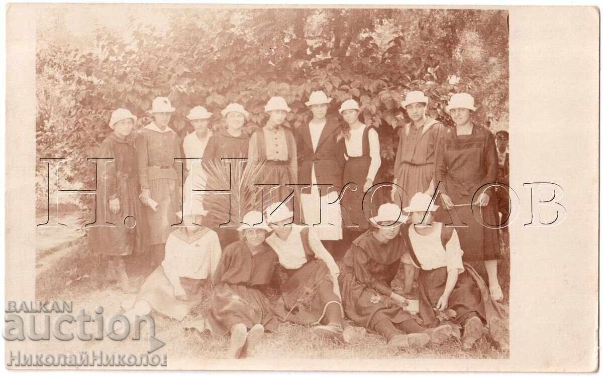 OLD PHOTO OF SCHOOLGIRL ON A TRIP D495