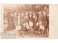 OLD PHOTO OF SCHOOLGIRL ON A TRIP D495