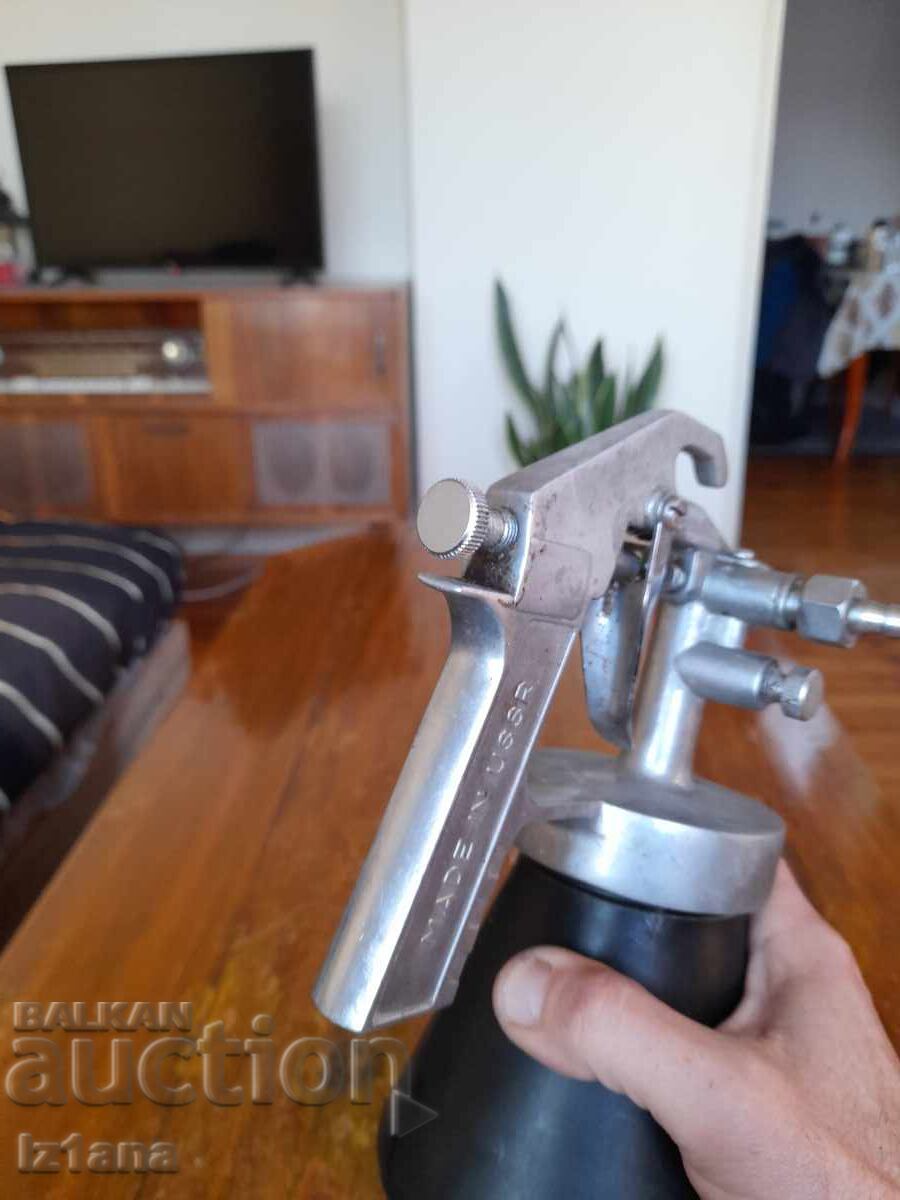 Delivery of Old compressor spray gun for painting Delivery of Old compressor spray gun for painting