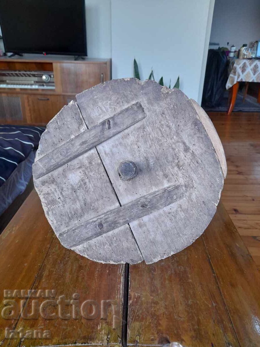 Roată veche din lemn cu preț 32.00 BGN | € 16.36 Roată veche din lemn cu preț 32.00 BGN | € 16.36