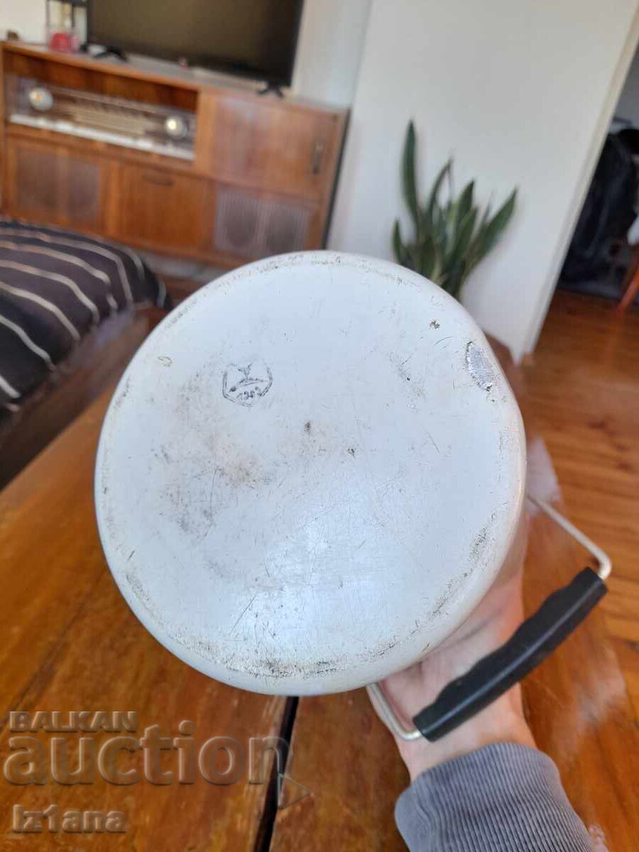 Delivery of Old aluminum saucepan Delivery of Old aluminum saucepan