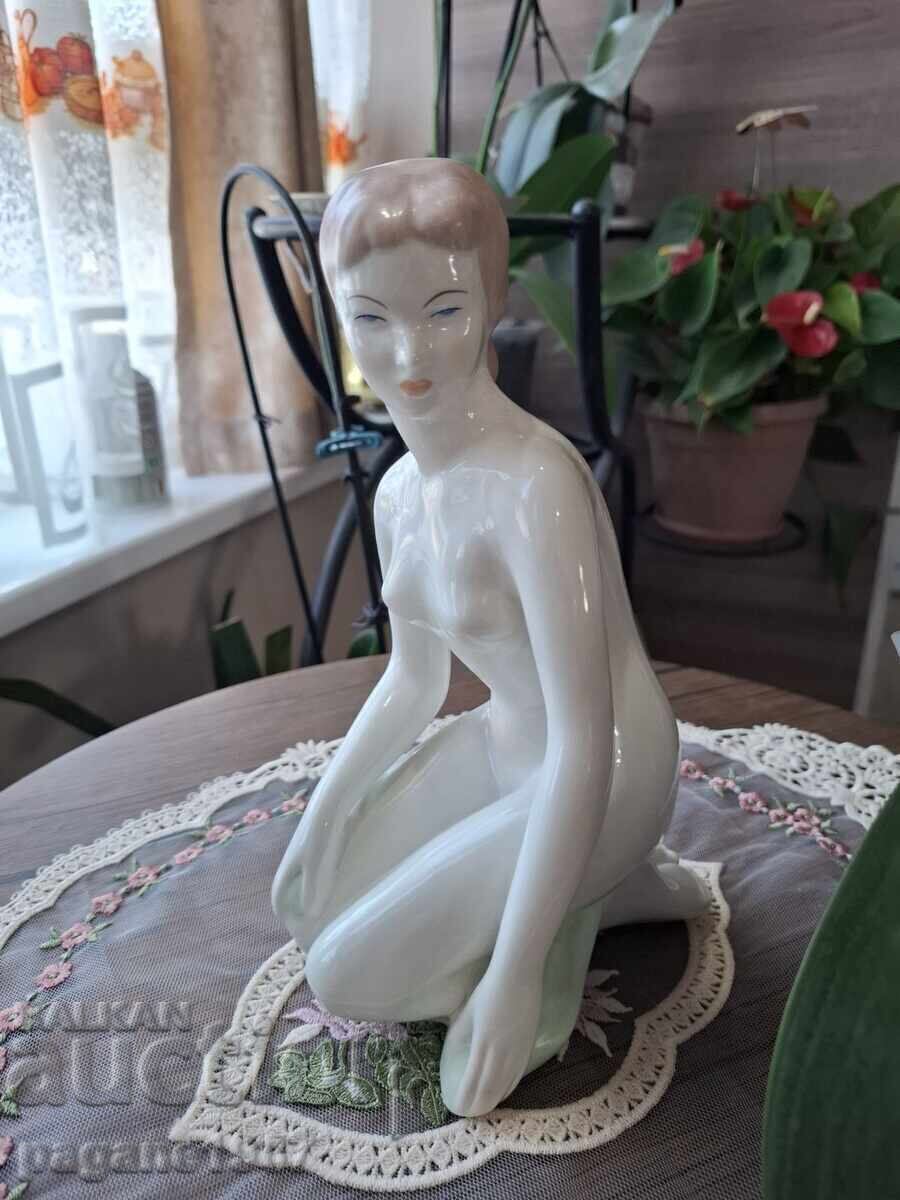 Ουγγρικό άγαλμα από πορσελάνη