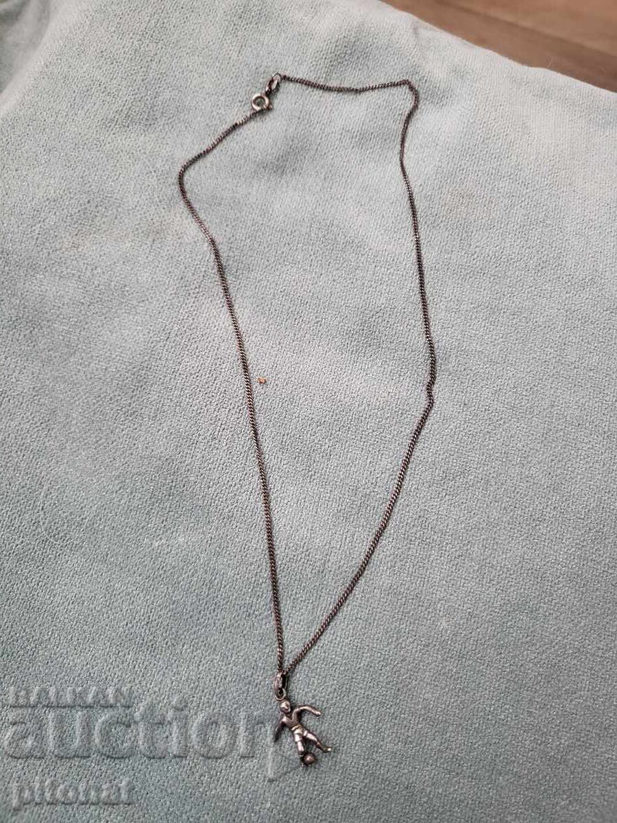 Lanț antic din argint cu un jucător de fotbal