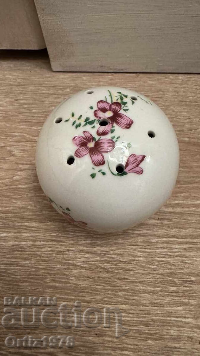 Δημοπρασία Αρωματική μπάλα πορσελάνης, με βιολέτες. Δημοπρασία Αρωματική μπάλα πορσελάνης, με βιολέτες.