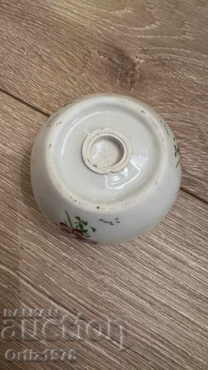 Παράδοση Αρωματική μπάλα πορσελάνης, με βιολέτες. Παράδοση Αρωματική μπάλα πορσελάνης, με βιολέτες.