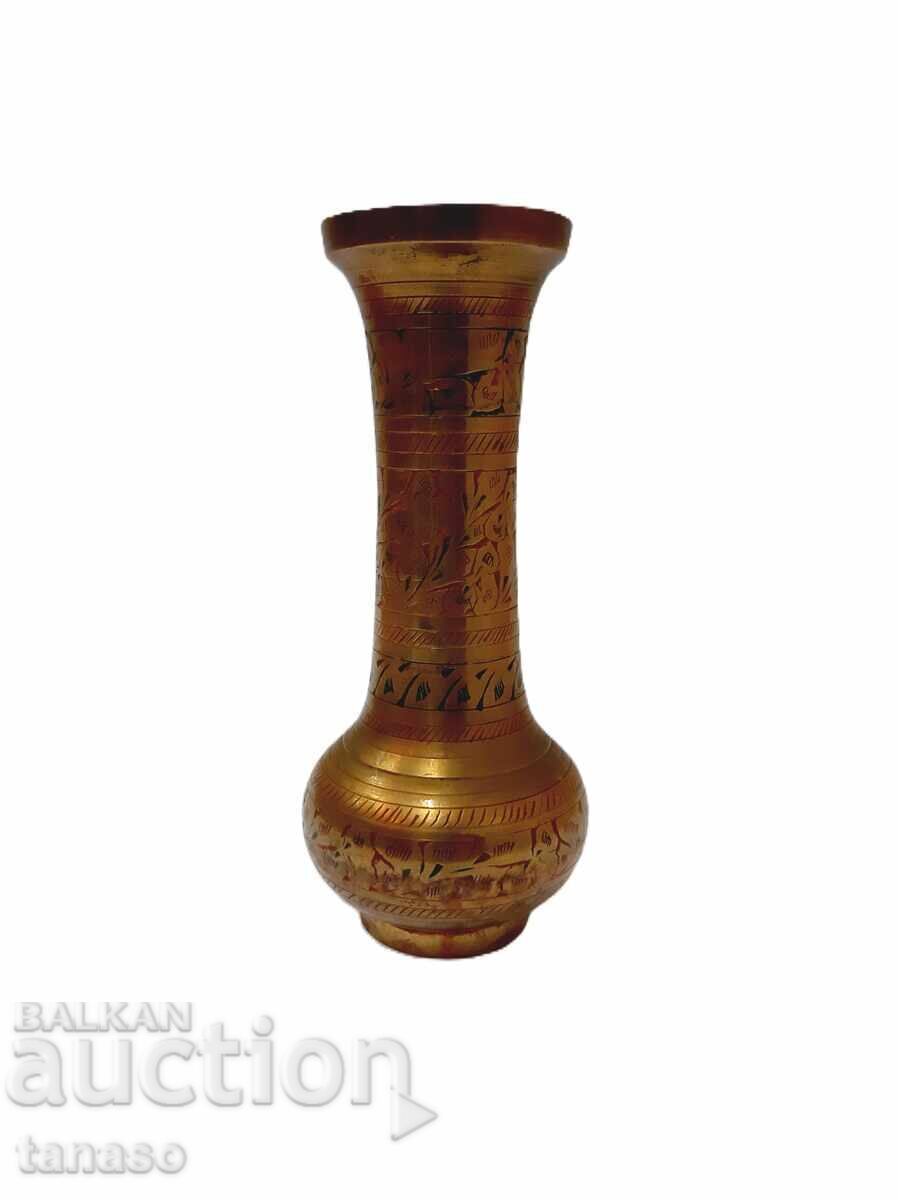 Vază veche din alamă arabă (1,3) cu preț € 25.00 | 48.90 BGN Vază veche din alamă arabă (1,3) cu preț € 25.00 | 48.90 BGN