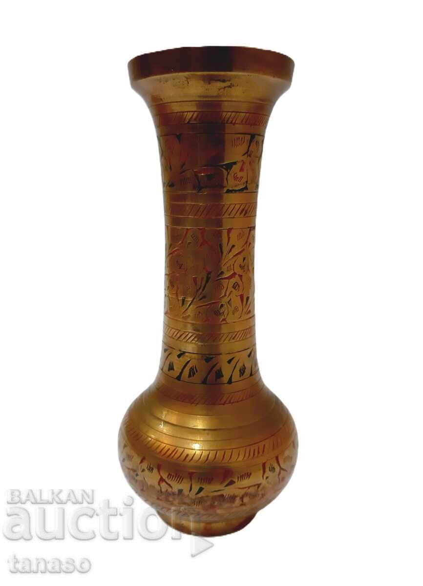 Vază veche din alamă arabă (1,3) Vază veche din alamă arabă (1,3)
